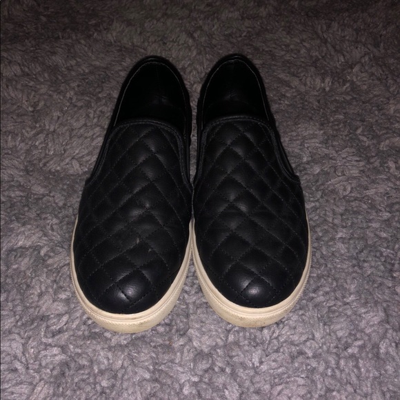 Steve Madden Ecentrcq Black Quilted Slip On Shoes - Picture 2 of 5